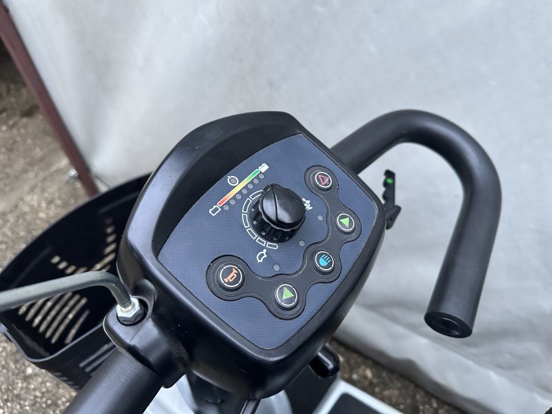 Invacare Leo Elektromos Rokkantkocsi (Fekete Üléssel) - Image 2